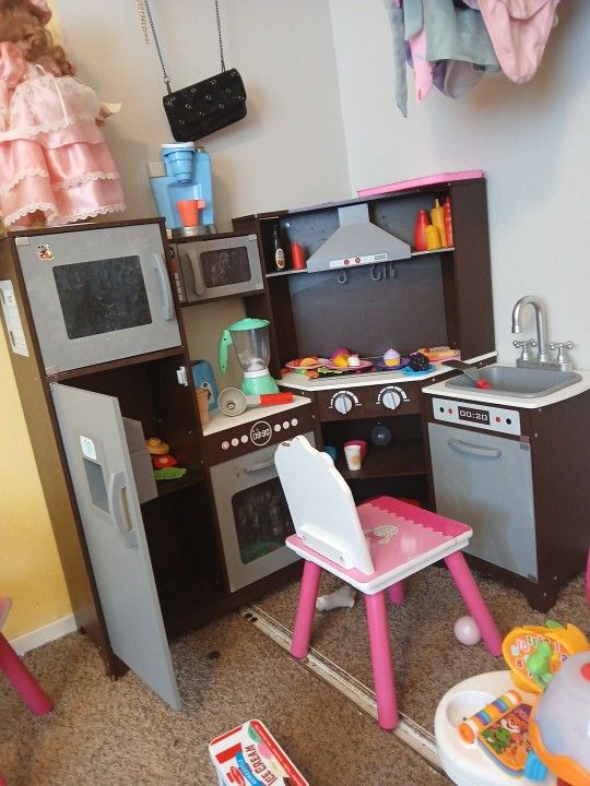 Baby Kitchen With Table And 2 Chairs 100$
