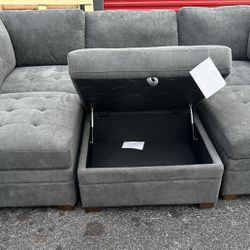 New Thomasville Tisdale Fabric Sectional with Storage Ottoman  Retails for over $1,700  Features: Modern Style with a Clean Look Configurable Modular 