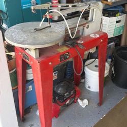 SCROLL SAW.  POWERS ON.  FREE!