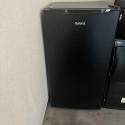 3.5 Mini fridge W/ Freezer