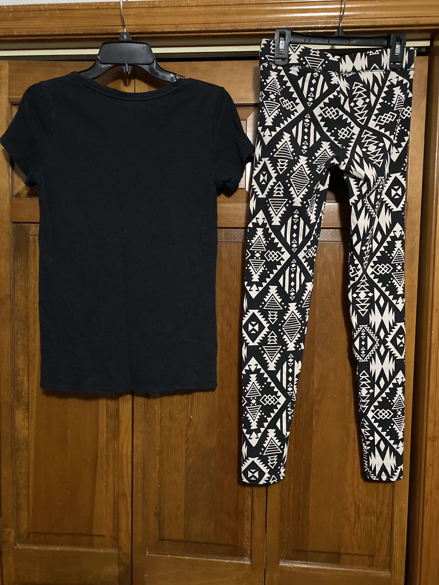 Victoria’s secret’s pink brand women’s xs leggings, black tshirt