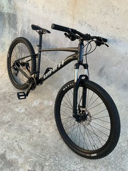 GIANT TALON MOUNTAIN BIKE W / MECHANICAL DISC BRAKES