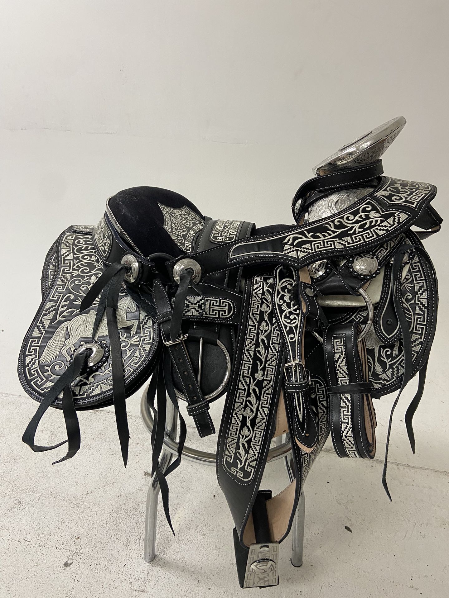 Nueva Montura Charra Bordada Con Herrage Y Fuste Plateado