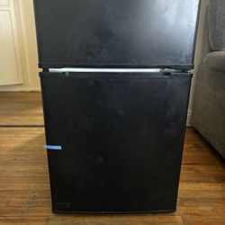 Arctic King Refrigerator Model: ATMP032AES