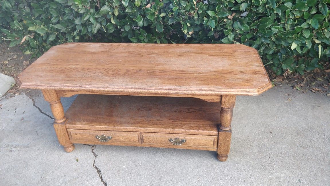 Solid wood coffee table w/storage drawers