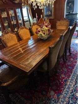 Dining Room Table with 8 chairs