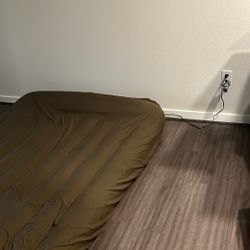 Automatic Air mattress + Sheets 