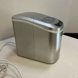 Magic Chef Portable Countertop Ice Maker, Small Ice Maker for Kitchen or Home Bar, Tabletop Ice Maker for Parties
