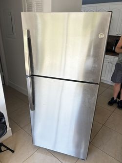 GE Stainless Steel Top and Bottom Refrigerator. Price Including Delivery