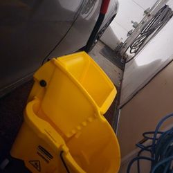 Rubbermaid Wavebrake 35q Mop Bucket Yellow 