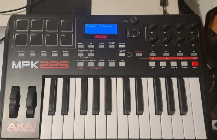 Akai MPK 225