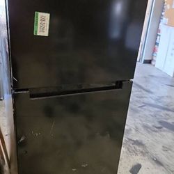 10.1 cu. ft. Top Freezer Refrigerator in Black (Retail $380)