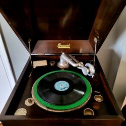 1920 BRUNSWICK PHONOGRAPH 