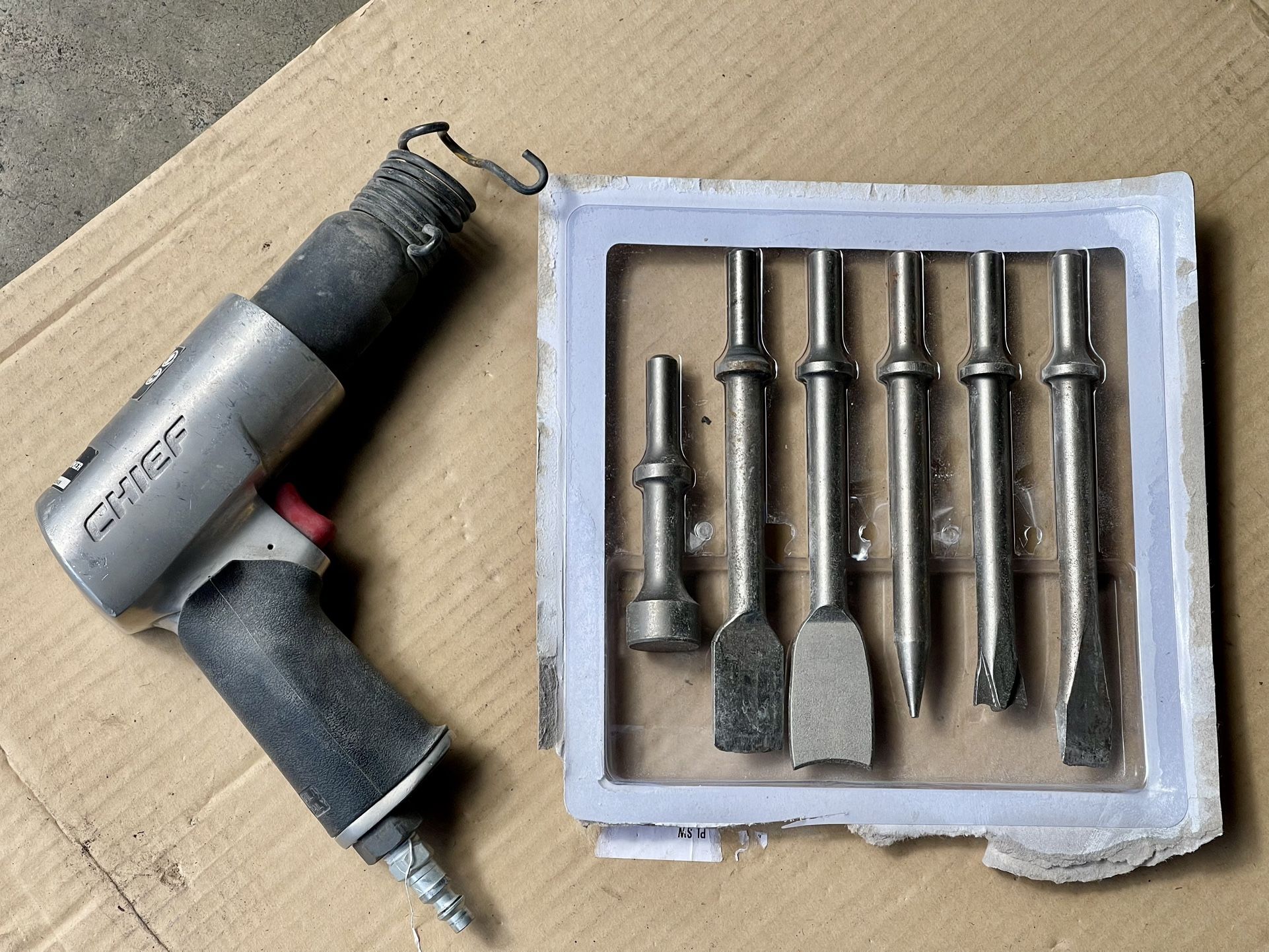 CHIEF Professional Medium Barrel Air Hammer with chisels set