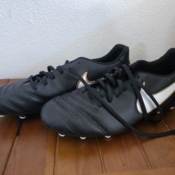 Nike Tiempo Size 9.5 BRAND NEW (NEVER WORN)