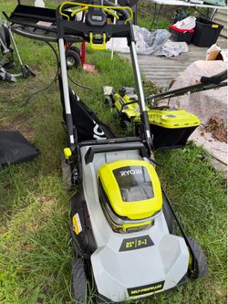 This is a RYOBI 40V HP Brushless 21 in. Self-Propelled Lawn Mower featuring 3-in-1 functionality (mulching, bagging, or side discharging).It operates