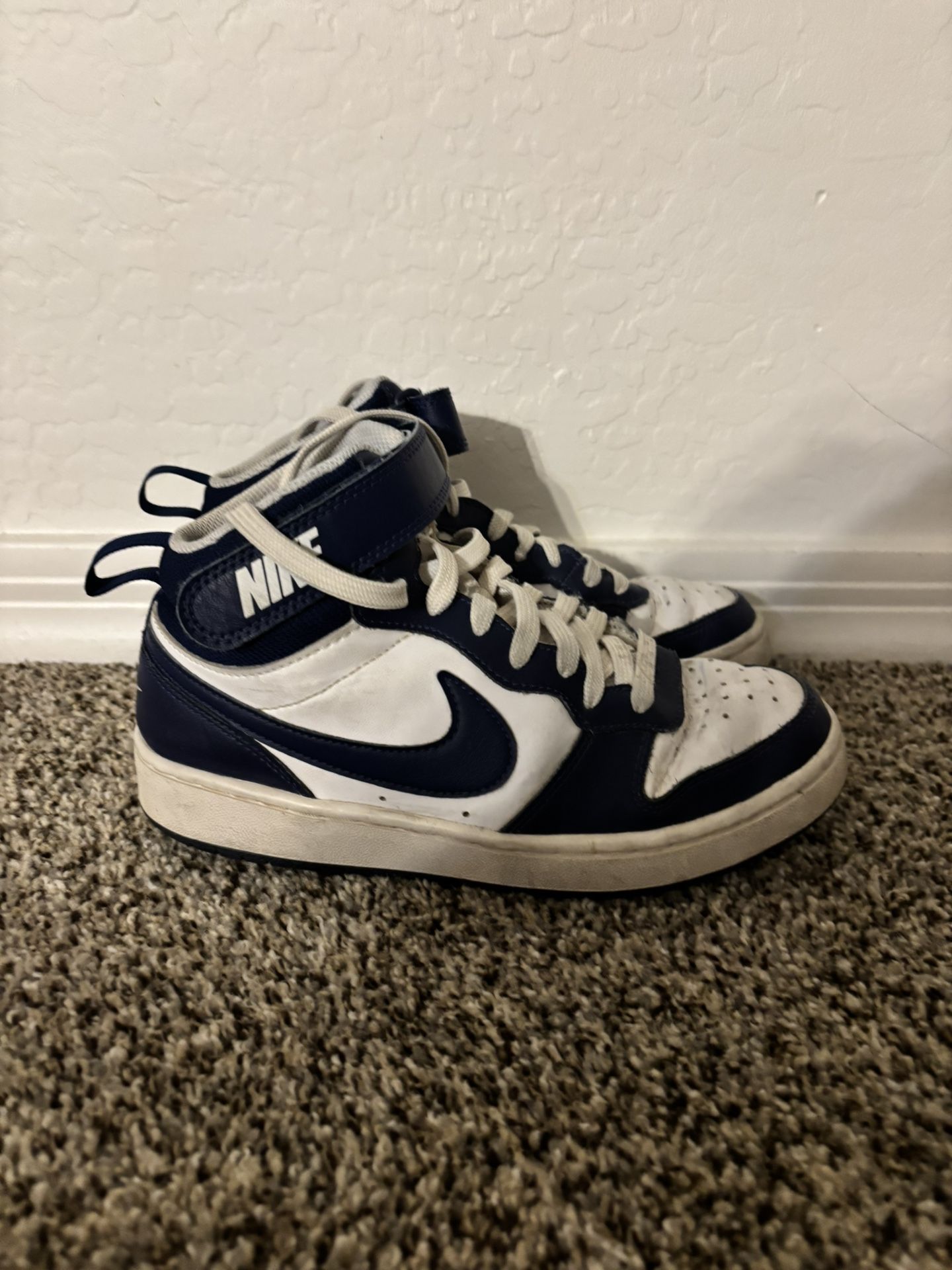 Nike shoes (check the description)