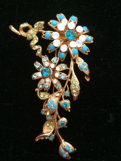 Gorgon rhinestone beaded gold tone flower brooch/pin brand new never used about 3 inches makes a perfect gift!