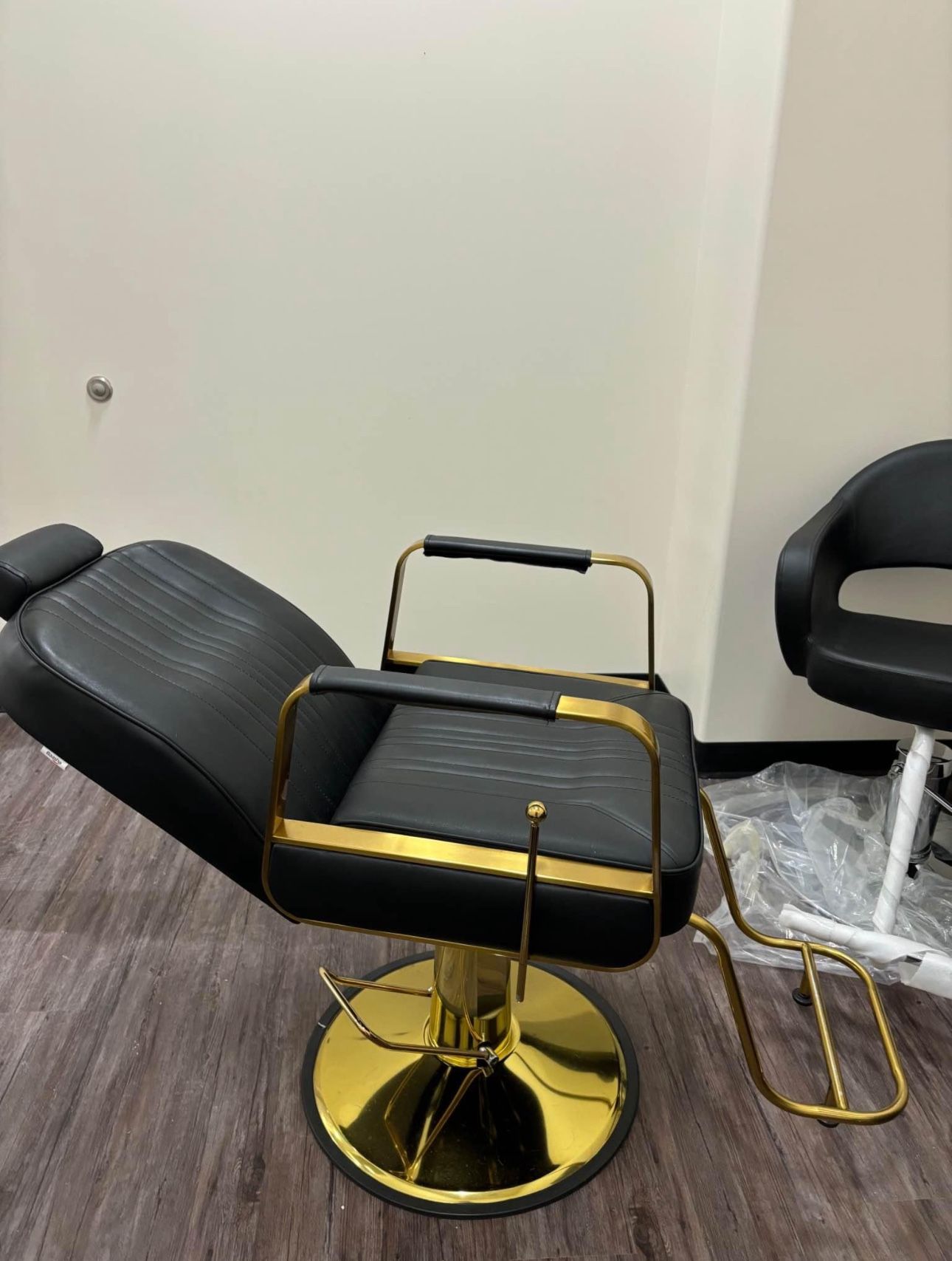 Reclining Technician And Hairstylist Chair