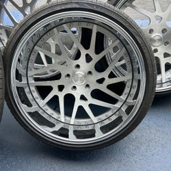 FORGIATO WHEELS AND TIRES. 22”. STAGGER