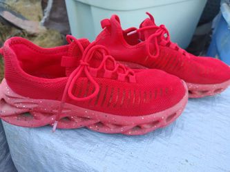 MENS RED SNEAKERS SIZE: 11