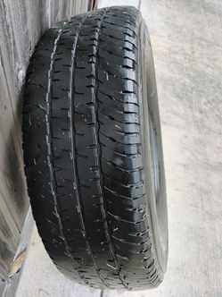 One Michelin LT265/70/18 tire LT265/70/R18