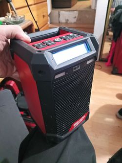 Milwaukee radio/charger 12M