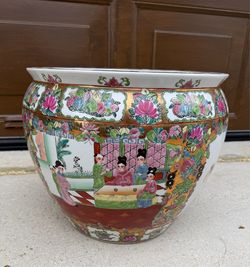 large 20th-century gilt-painted Chinese porcelain fish bowl planter featuring a vibrant Rose Medallion design