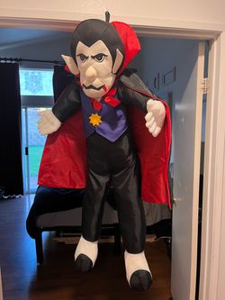 Halloween Sensor-Activated Plush Dracula Decoration