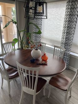 Single Pedestal Table With 6 Chairs .