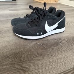Nike Venture Runner Size 7.5