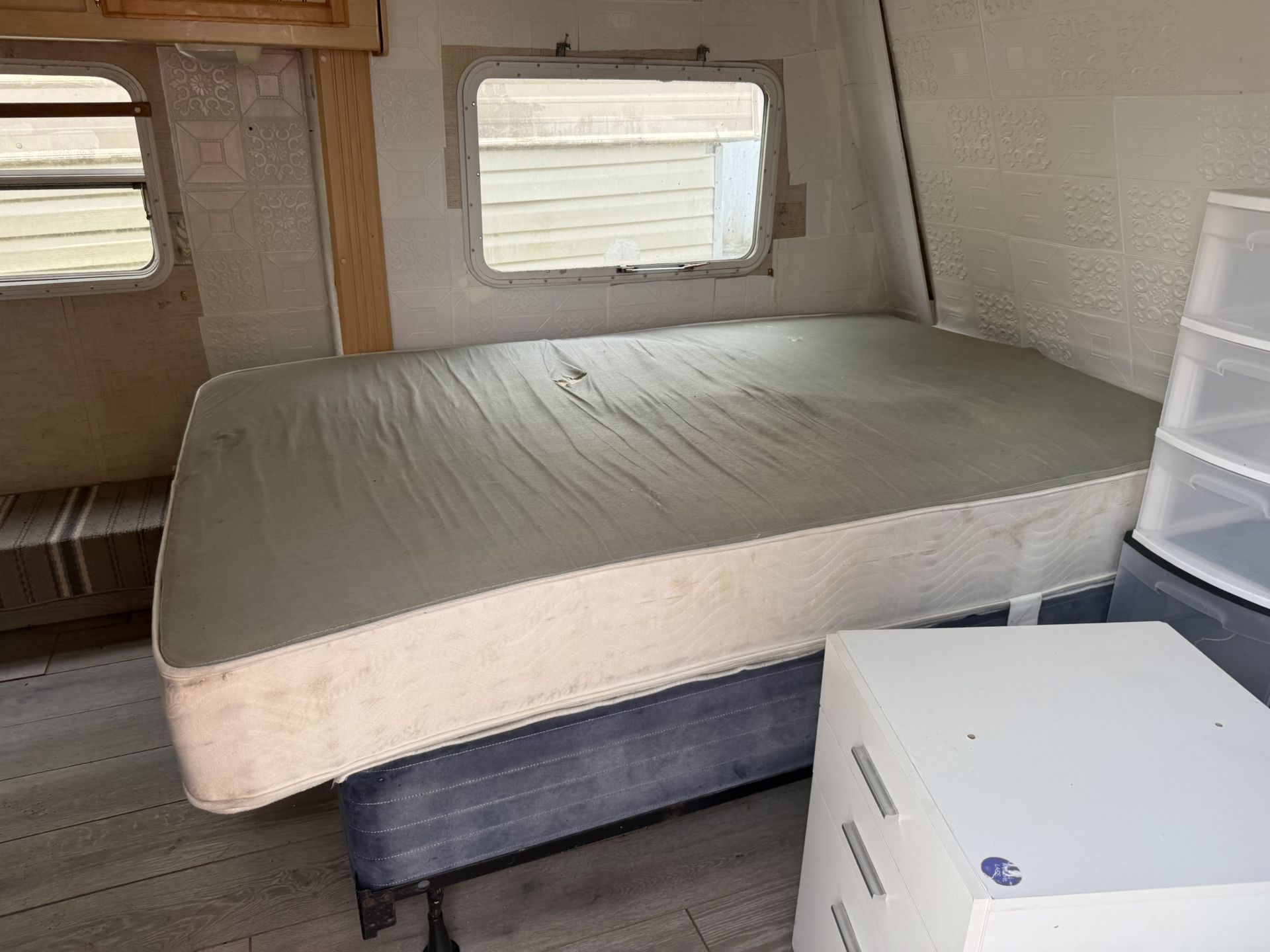 Rv. For. Sale. 305/////////////////916/////////////1526