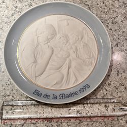 Lladro 77& 78 Collectible And Plates 