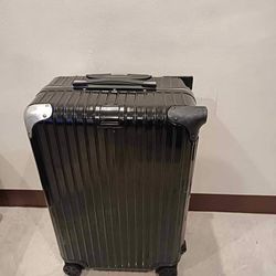Rimowa Essential Lite Check In luggage on wheels! 