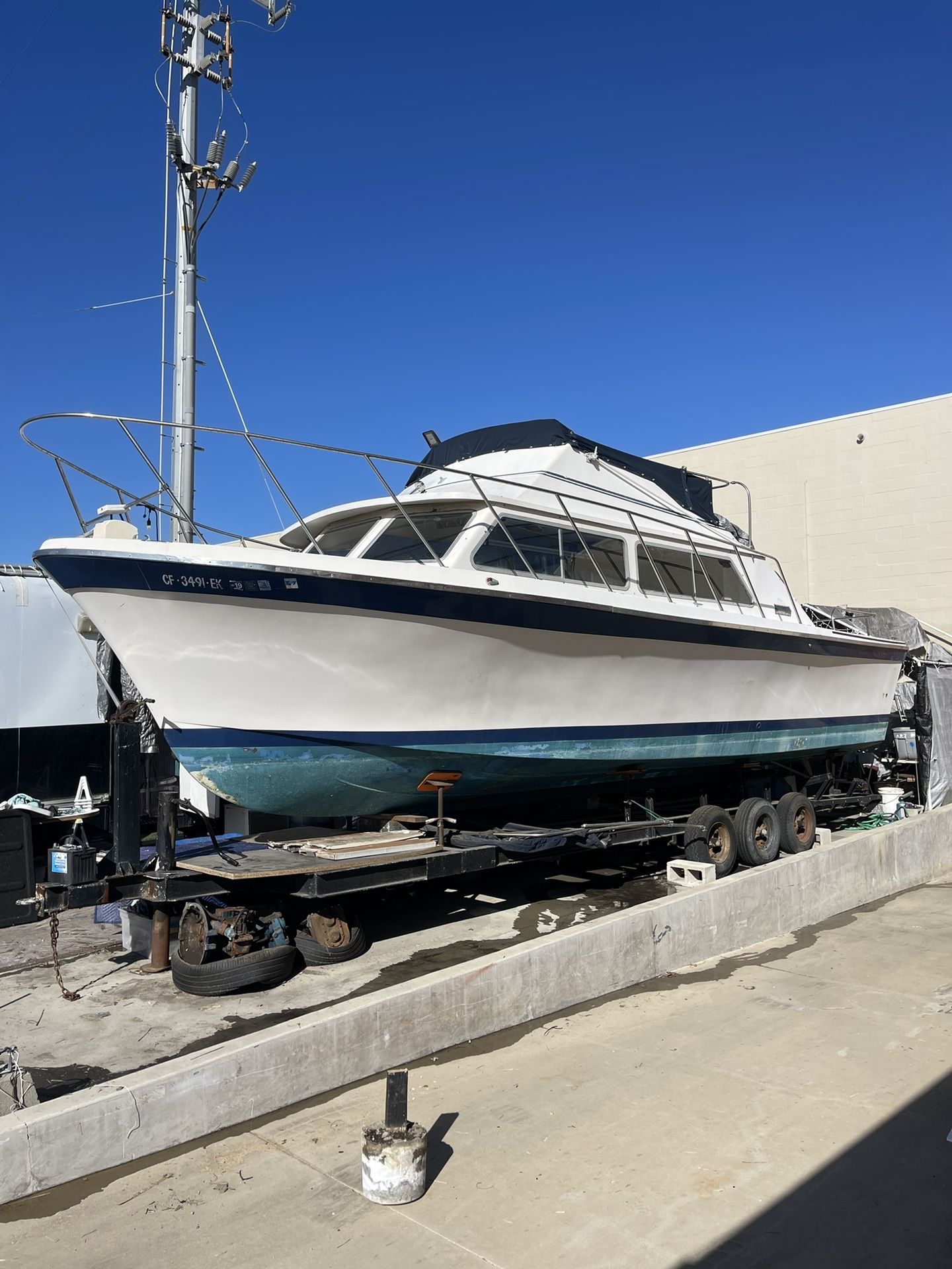 1973 Luhrs 32’ Flybridge Sportfisher