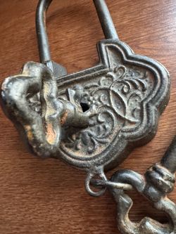Vintage skeleton key lock deco piece