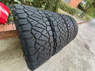Set de llantas (4) nitto ridge grappler 35x12.50 20” $950