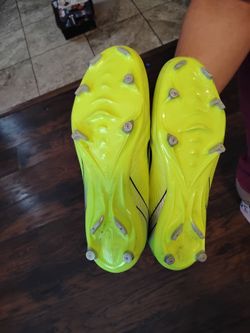 Soccer shoes
