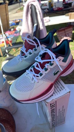 Tennis shoes