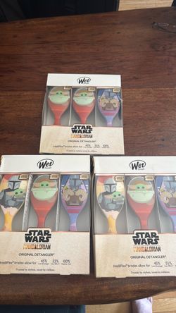 Wet Brush Star Wars: The Mandalorian Limited Edition Original Detangler 3-Pack. Includes two adorable Grogu (Baby Yoda) designs and one Mandalorian de