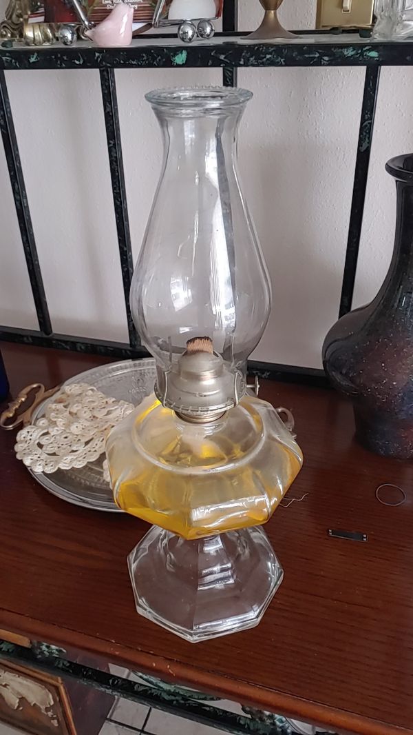 Oil burning lamp. Works great. Antique. for Sale in Merritt Island, FL
