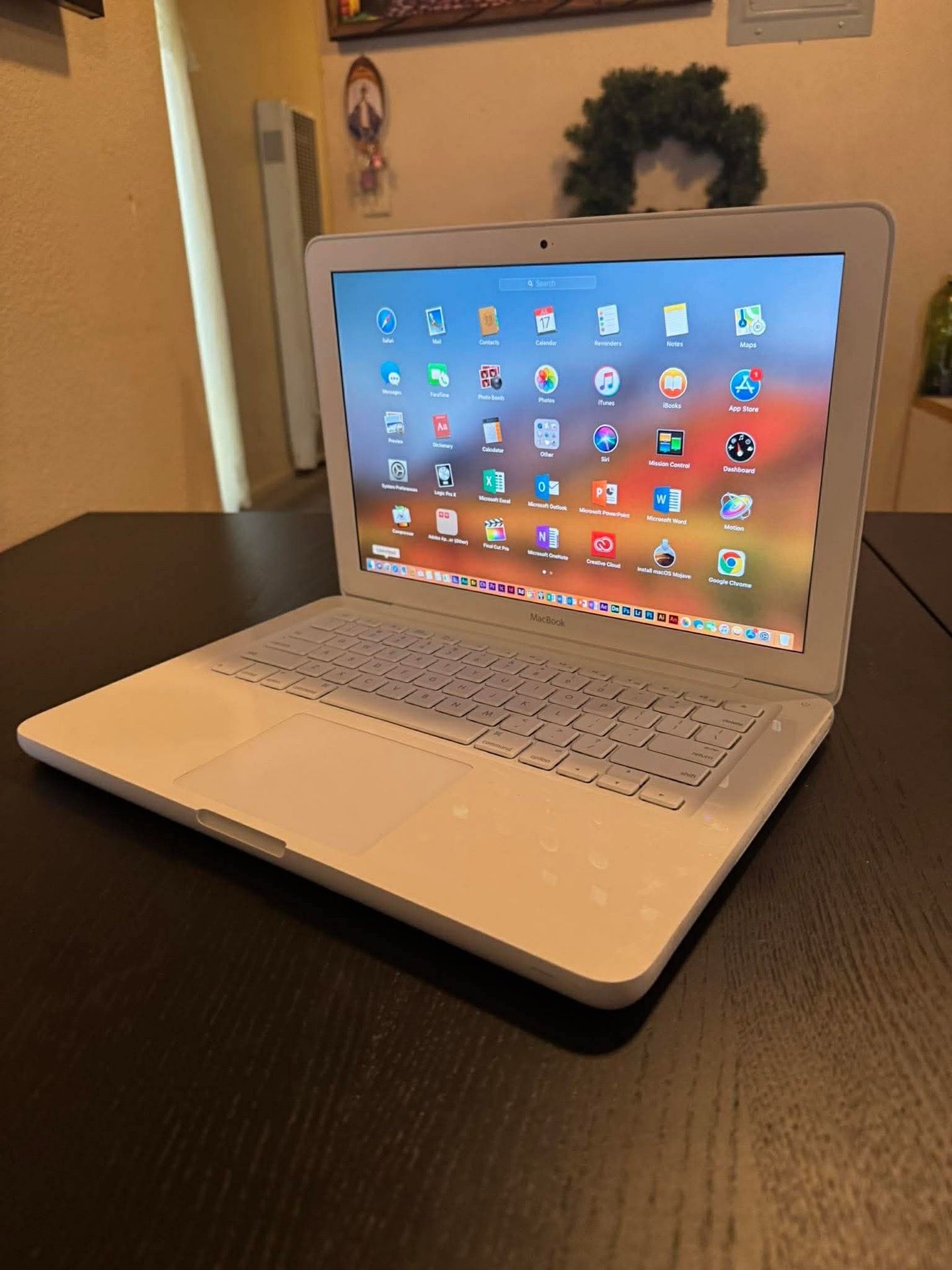 Excellent 13 Inch Apple MacBook with Intel Core 2 dúo With Programs
