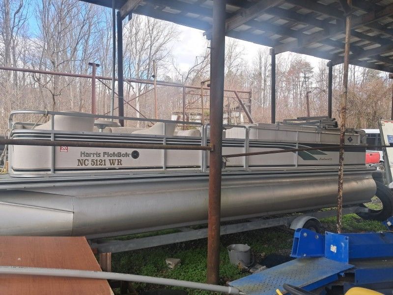 PONTOON Boat