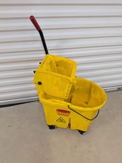 Rubbermaid Commercial WaveBrake Mop Bucket with Wringer