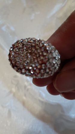 Anillo con piedreria.