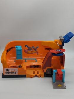 Hot Wheels City Super Stunt Skate Park Playset 2018 FNB16 Skateboard Car Tricks