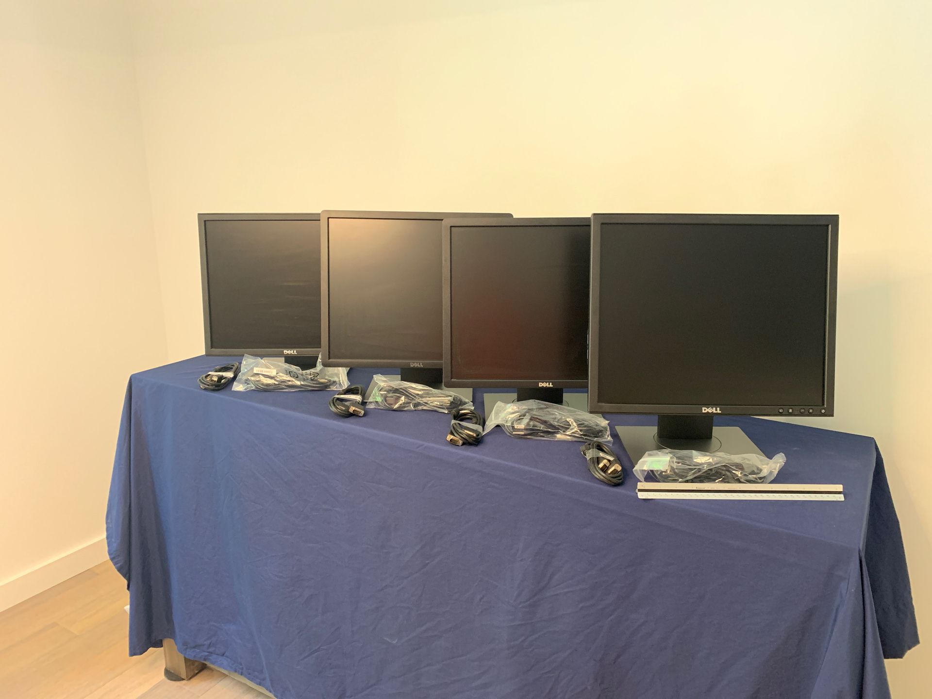Dell 19in P190st Computer Monitors (4x)