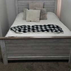 Queen Bed With Dresser/Mirror