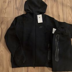 Nike Tech Fleece black tracksuit