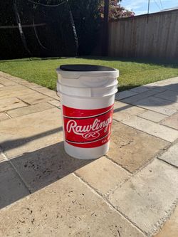 Rawlings baseball bucket with balls